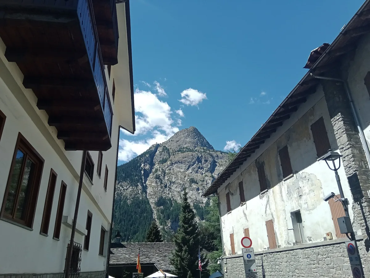 Fénis: La Perla della Valle d'Aosta tra Montagna e Cultura