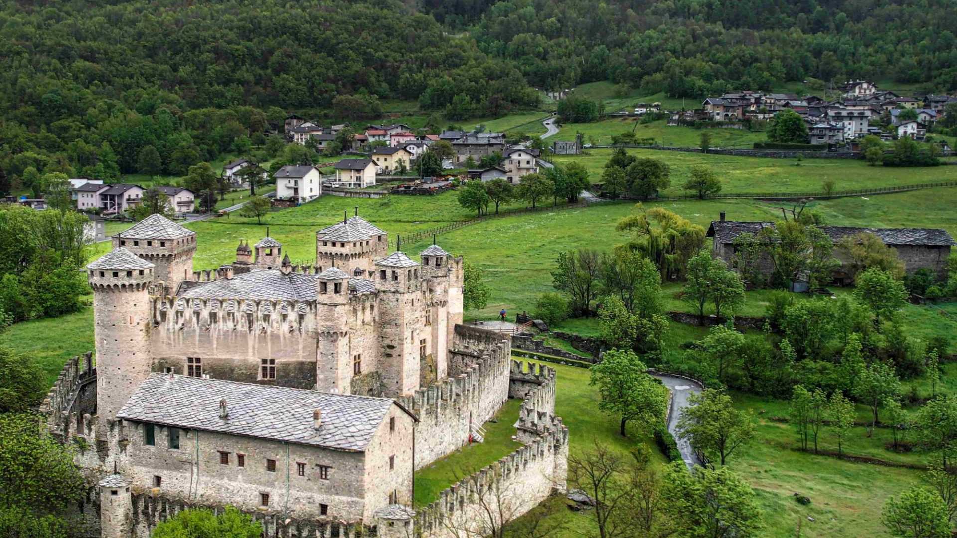 Feste ed Eventi a Fénis: Scopri la Cultura della Valle d'Aosta