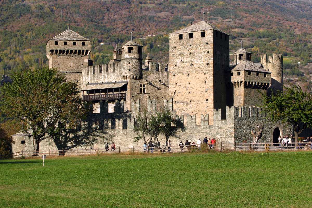 Famiglia che esplora il centro storico di Aosta, con monumenti romani sullo sfondo