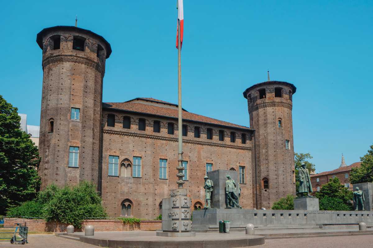 Interno accogliente di un rifugio di montagna in Aosta, con piatti tipici e un camino acceso.