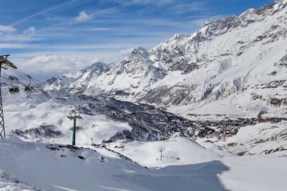 Vista panoramica di Cervinia con famiglie che giocano sulla neve
