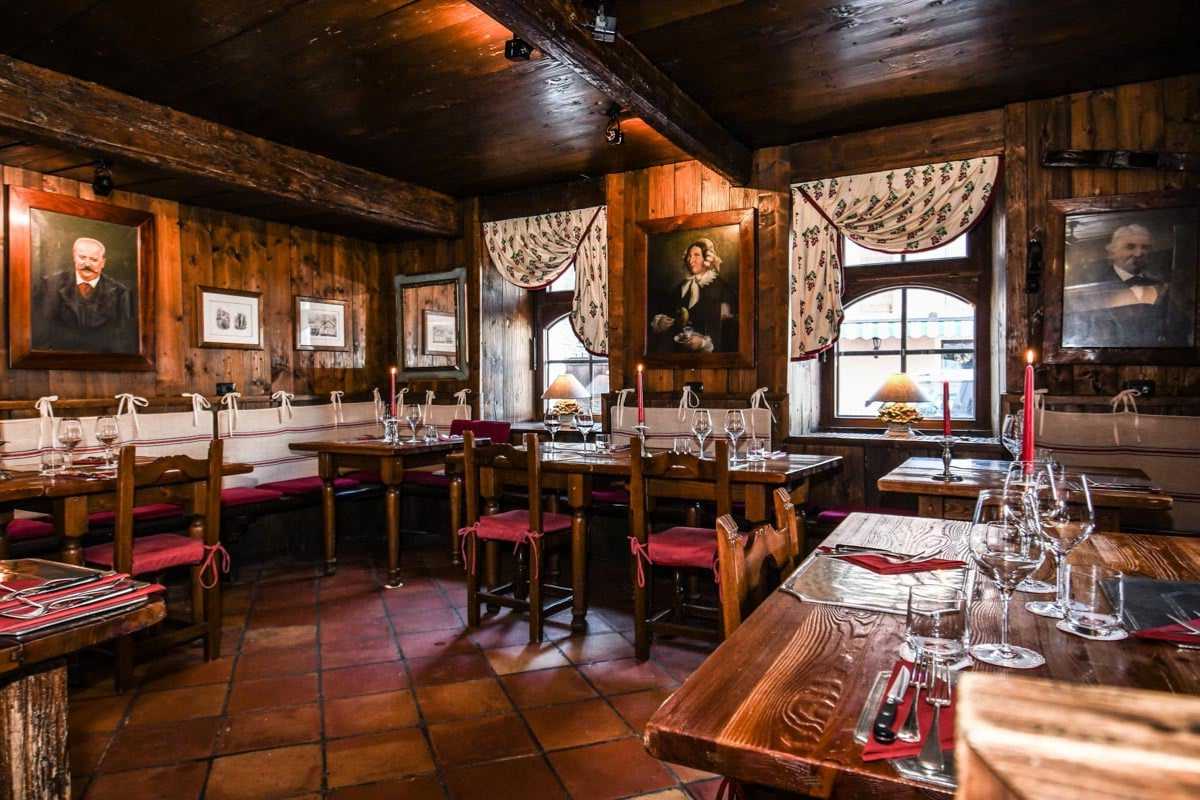 Interno di un rifugio a Cogne con piatti tipici