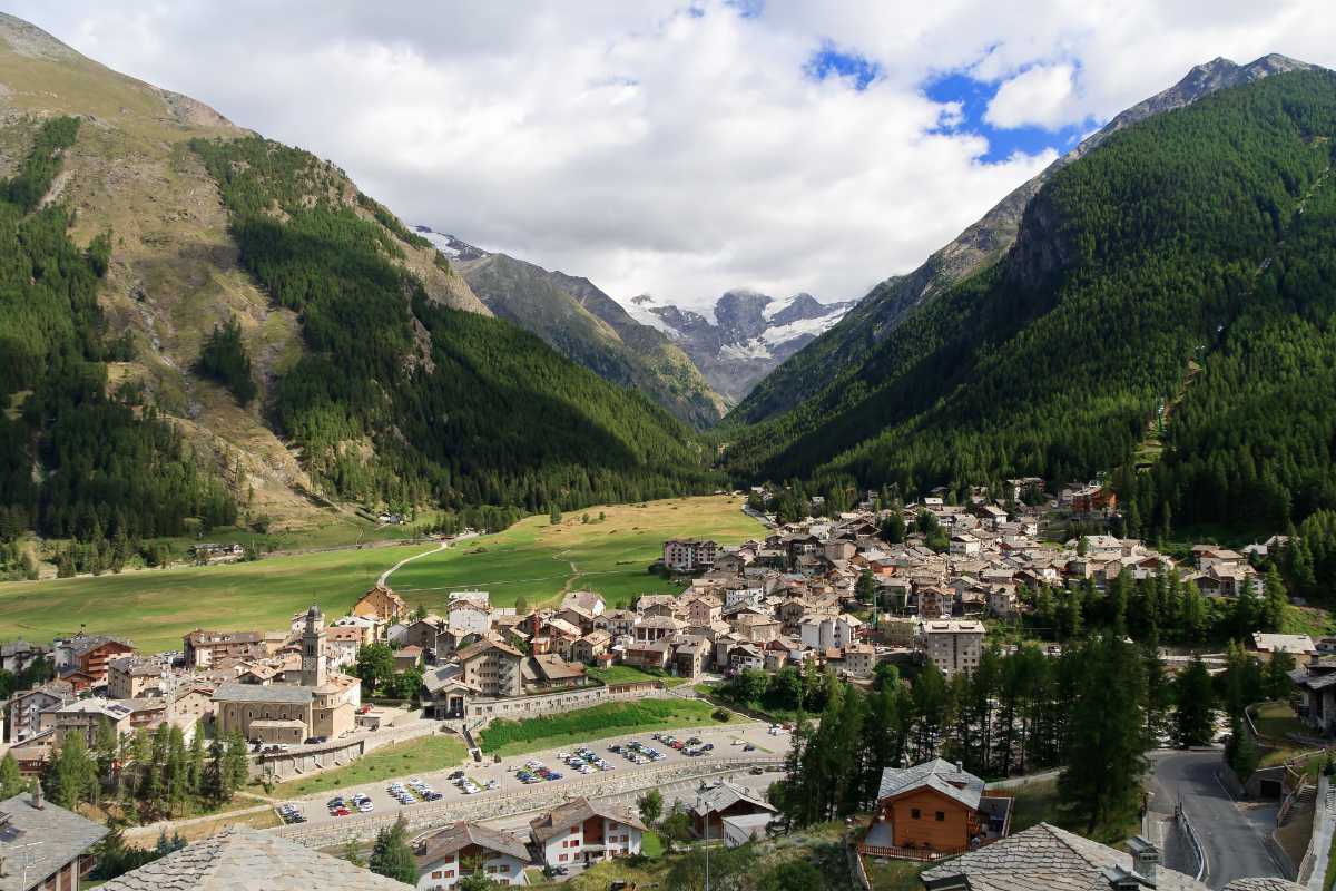 Vista panoramica di Cogne con le montagne e i prati di Sant'Orso