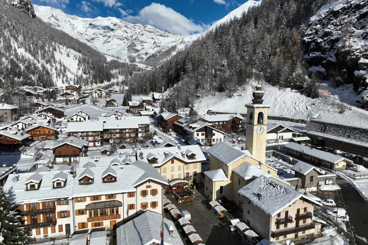 Vista panoramica di Gressoney-La-Trinité, con il Monte Rosa sullo sfondo