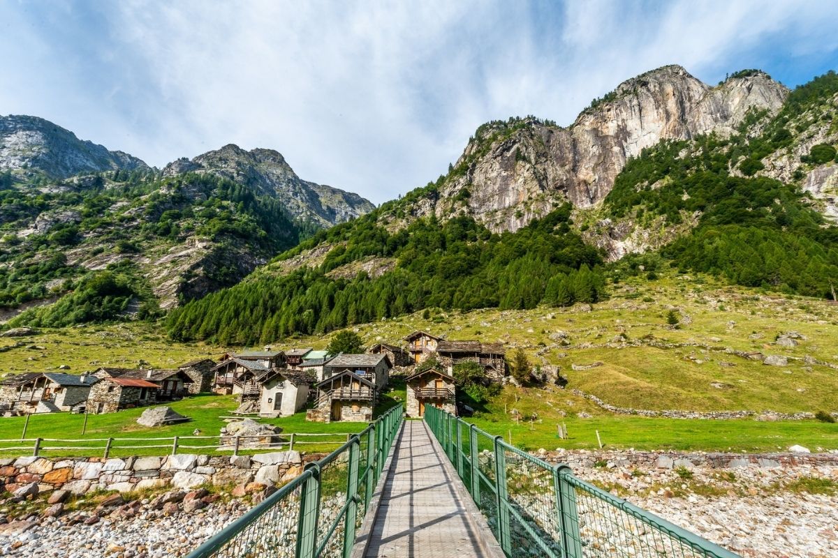 Sentiero panoramico verso il Monte Tzanteleina, mostrando la bellezza naturale della Valle d'Aosta.