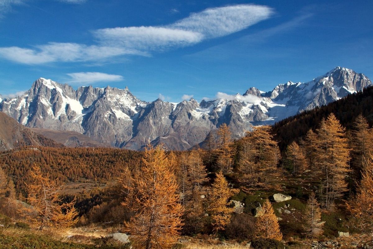 Scorci panoramici di Pila con il Monte Bianco sullo sfondo