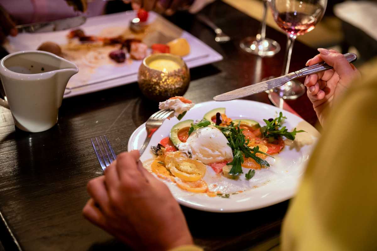 Ristorante con vista in Champoluc, enfatizza l'atmosfera e la cucina