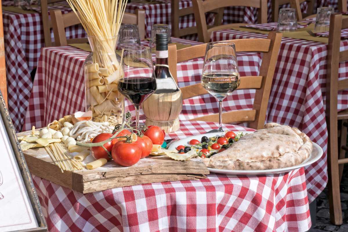 Interno di un rifugio con piatti tipici della cucina valdostana