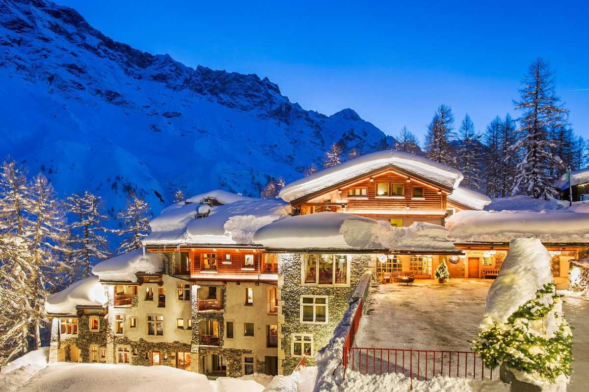 Mercatini di Natale a Cervinia con luci e decorazioni festive