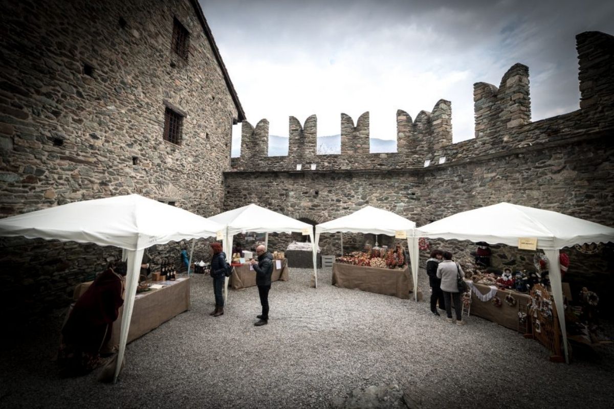 Vista del castello medievale di Fénis durante un evento culturale