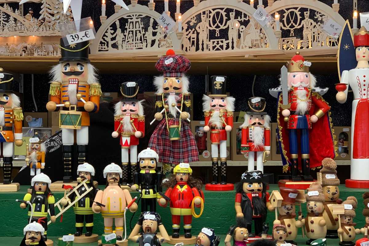 Mercatini di Natale a Gressoney-La-Trinité con decorazioni festive