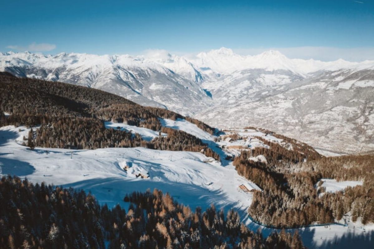 Vista panoramica di Pila con le sue tradizioni culturali, includi Pila
