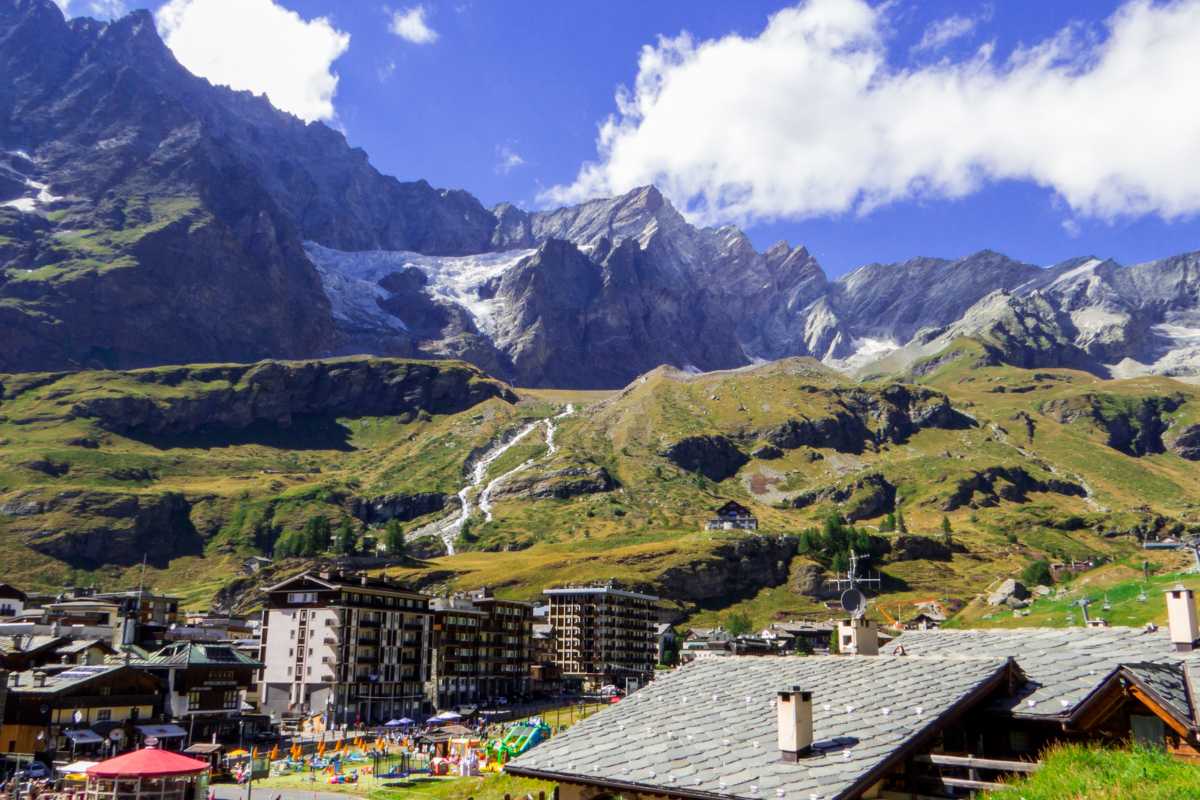 Auto parcheggiata a Cervinia con il Cervino sullo sfondo