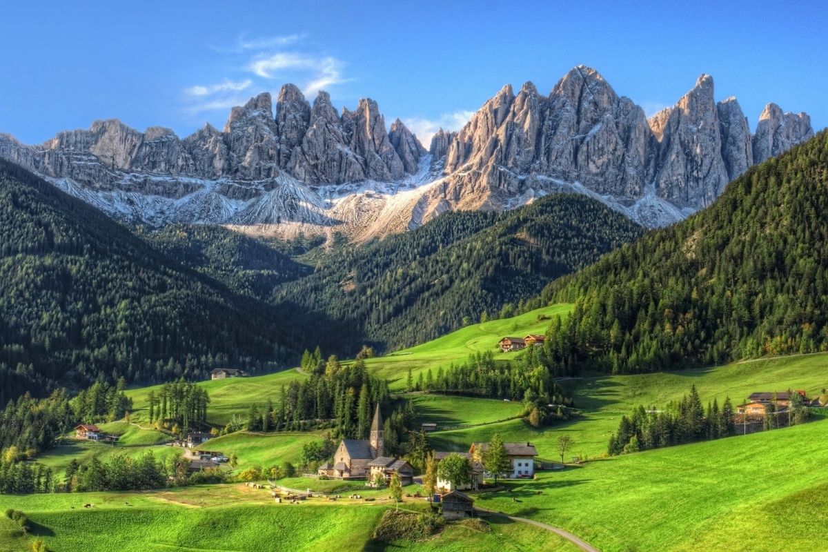 Immagine del paesaggio circostante Fénis, con colline e valli verdi