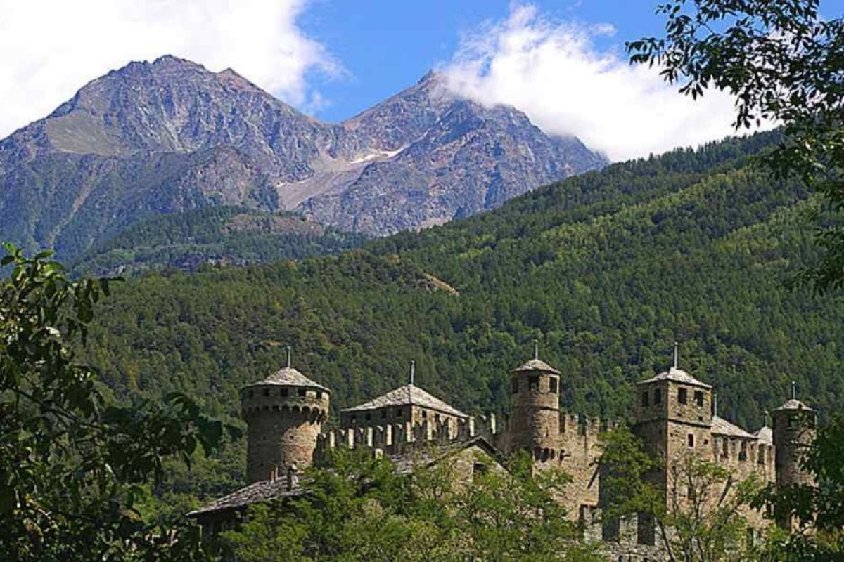 Vista panoramica del castello di Fénis con le montagne sullo sfondo