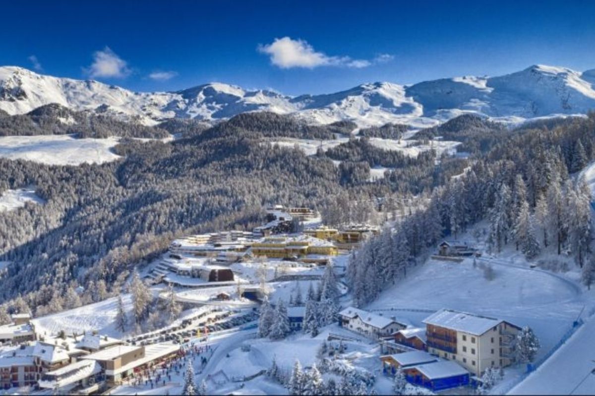 Vista panoramica di Pila con il Monte Bianco sullo sfondo