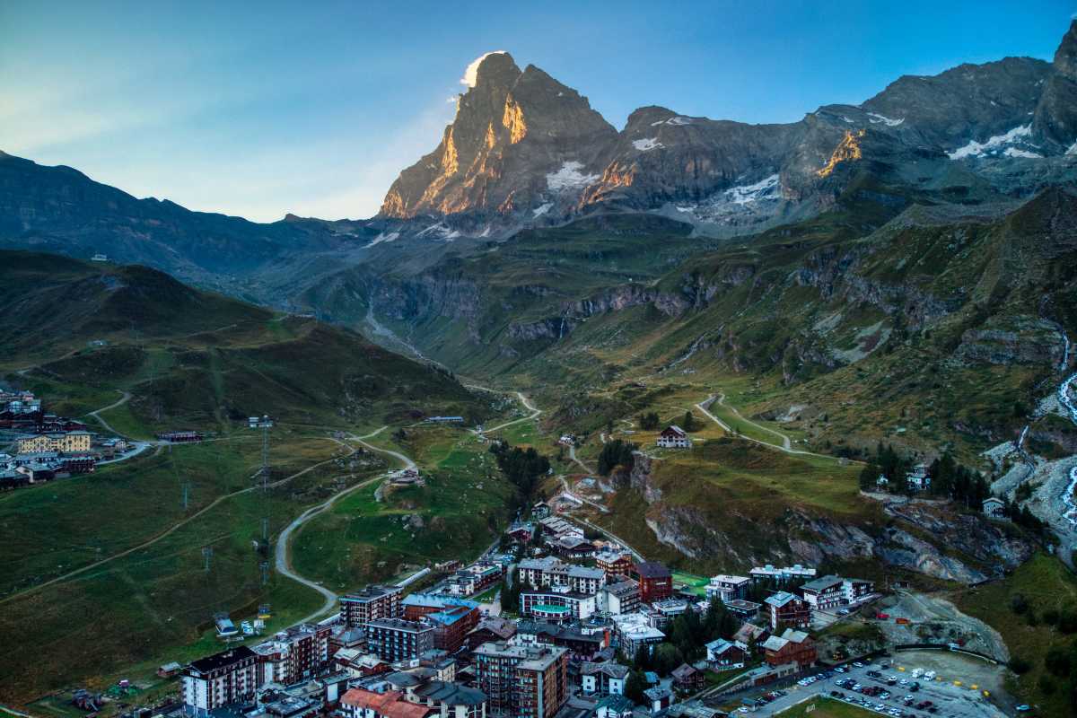 Escursionisti in trekking con il Cervino sullo sfondo