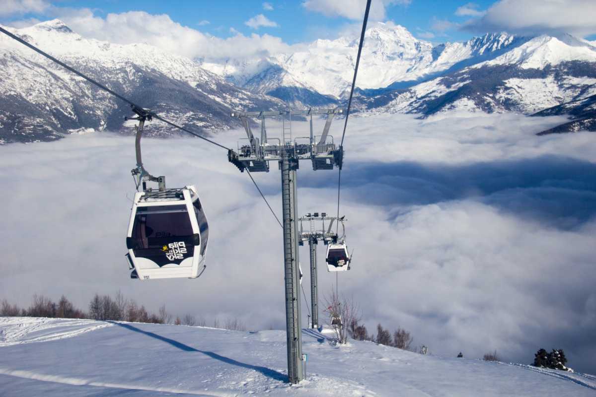 Vista panoramica di Pila con il Monte Bianco sullo sfondo