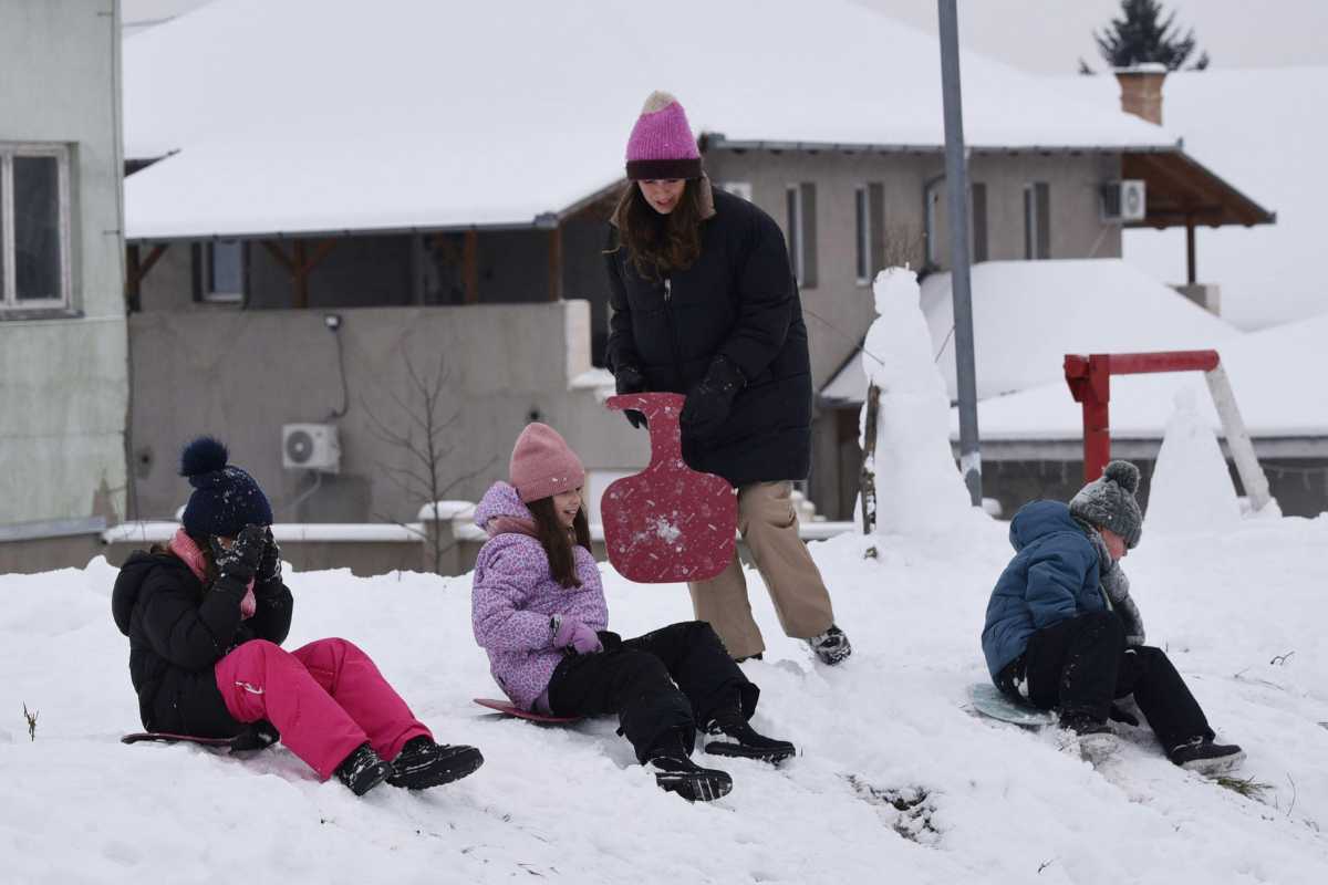 Bambini che giocano e si divertono in un parco giochi innevato a La Thuile