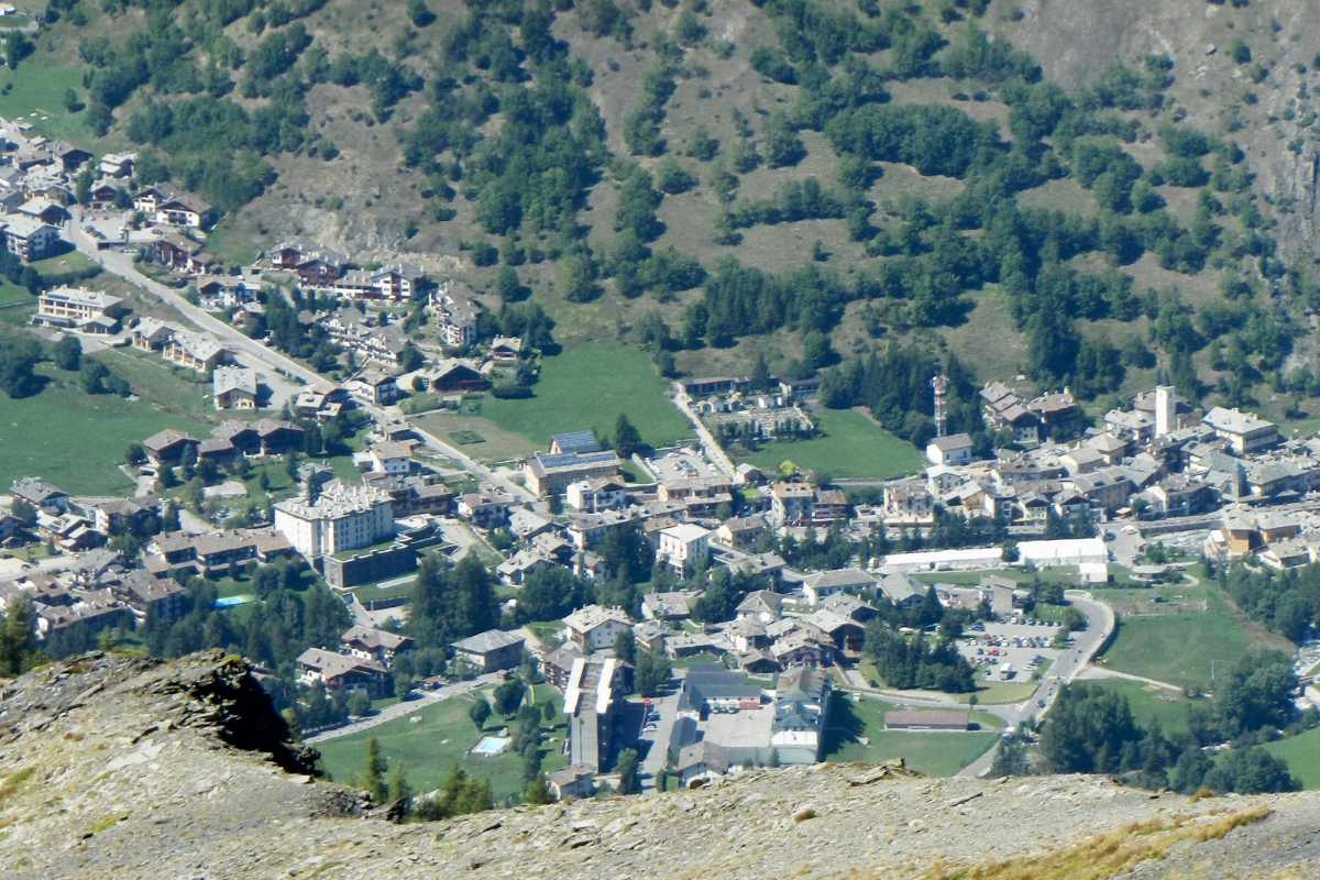 Una vista panoramica di La Thuile con le sue montagne e piste da sci