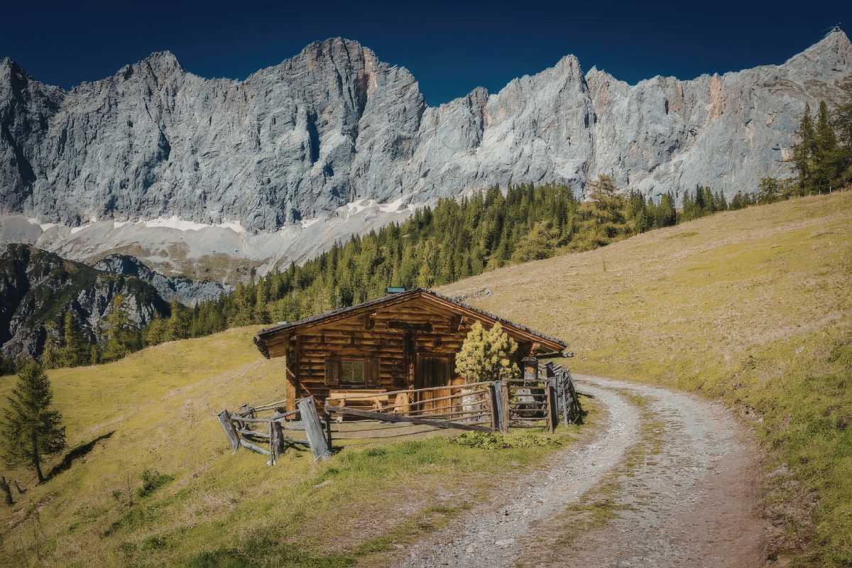 Un rifugio tipico in montagna con piatti tradizionali