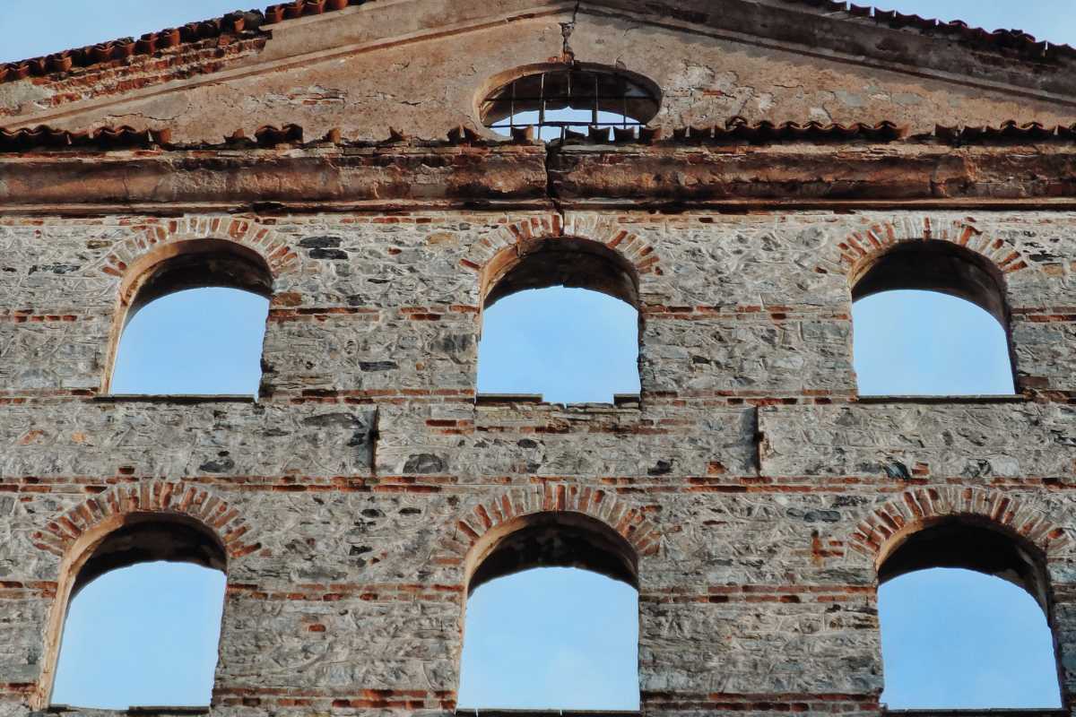 Interno del Castello di Fenis, dettagli architettonici e affreschi