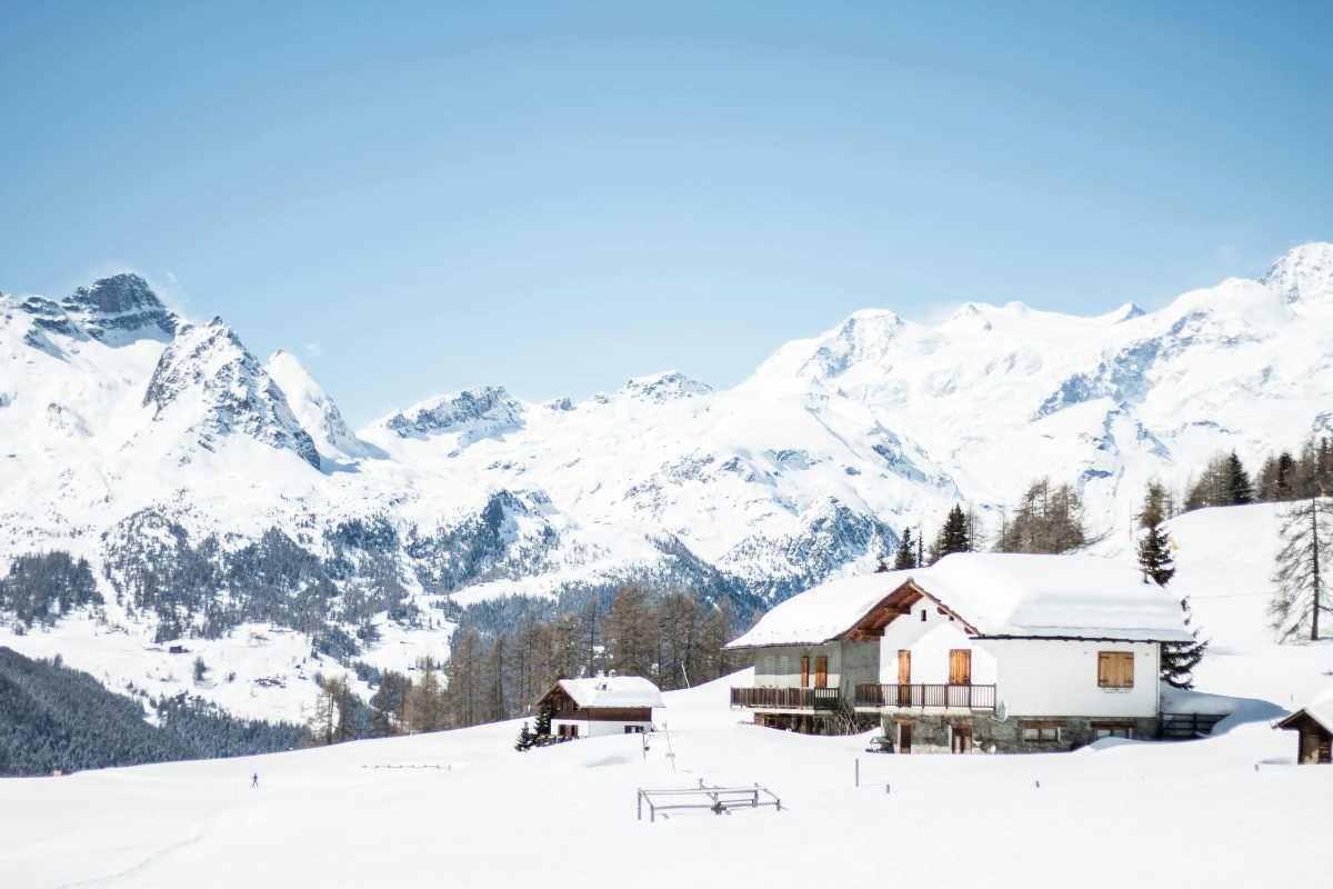Festa tradizionale a Champoluc con persone che ballano e mangiano, rappresentativa della cultura locale
