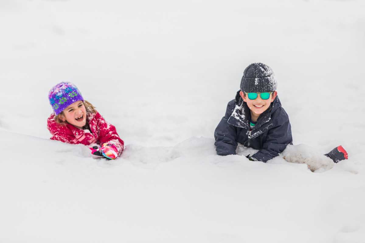 Bambini che giocano sulla neve a Champoluc