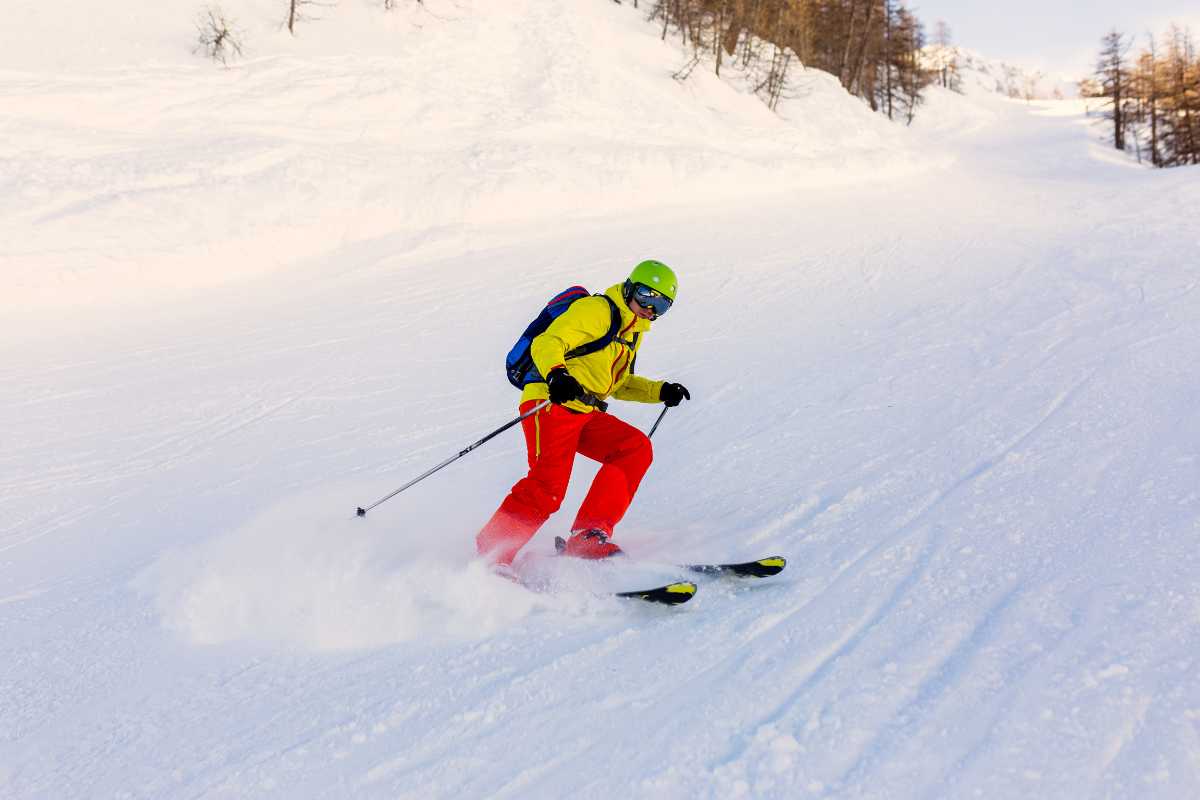 Scorcio di Courmayeur in inverno, con sciatori e paesaggi innevati