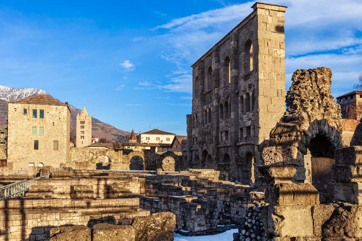 Teatro Romano di Aosta illuminato di sera