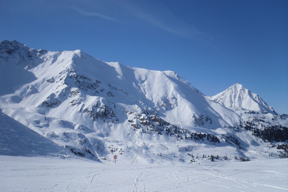 Piste da sci a Pila in inverno, con sciatori e paesaggio innevato