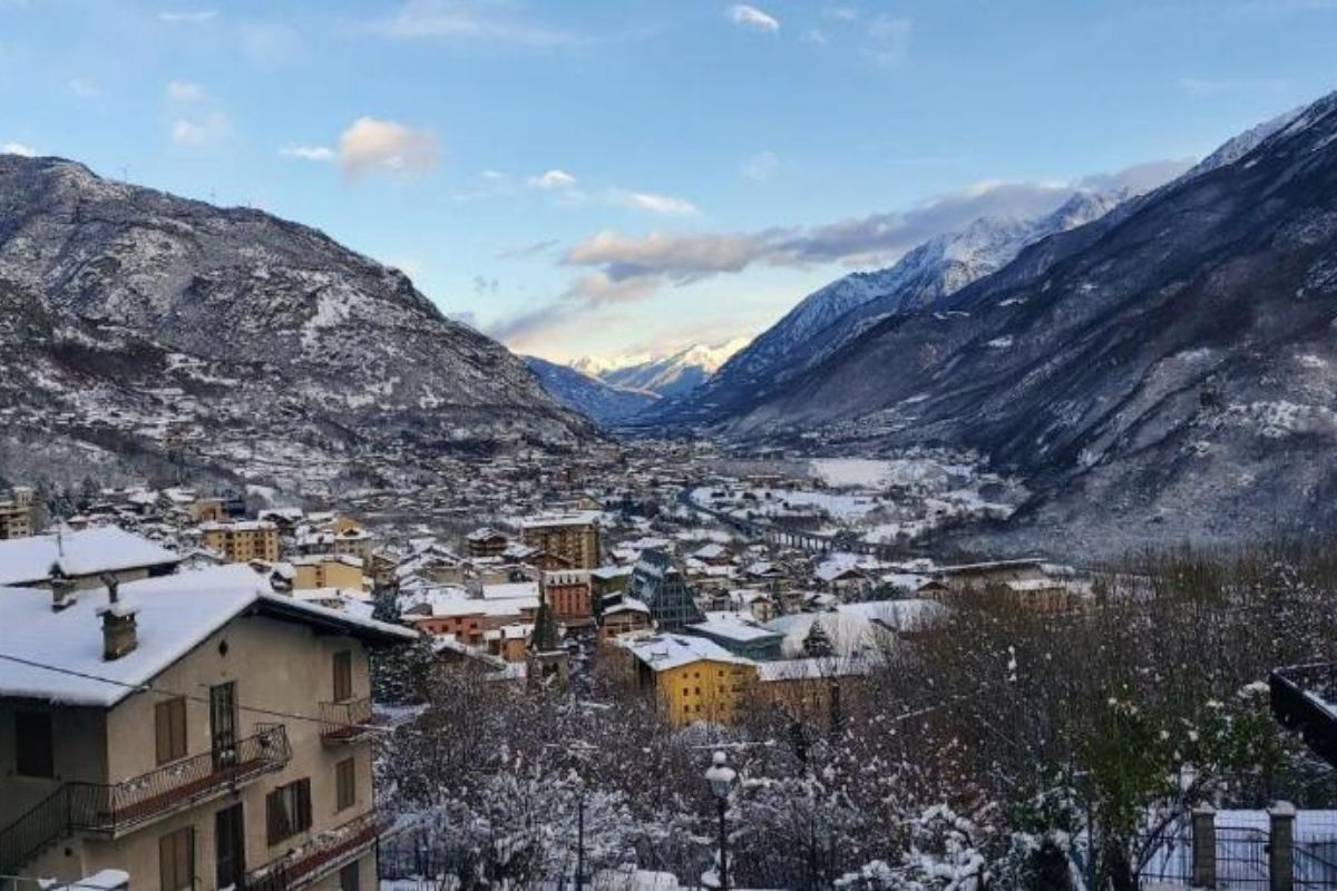 Vista panoramica di Saint-Vincent con le terme e le montagne sullo sfondo